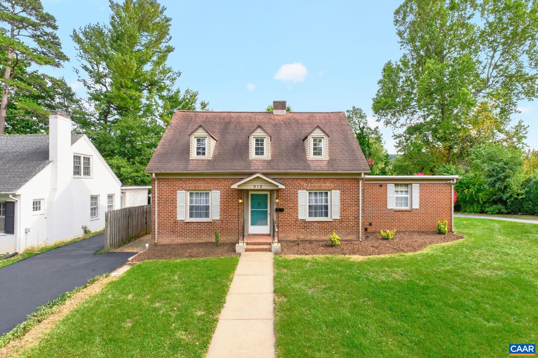 912 LYNDHURST RD