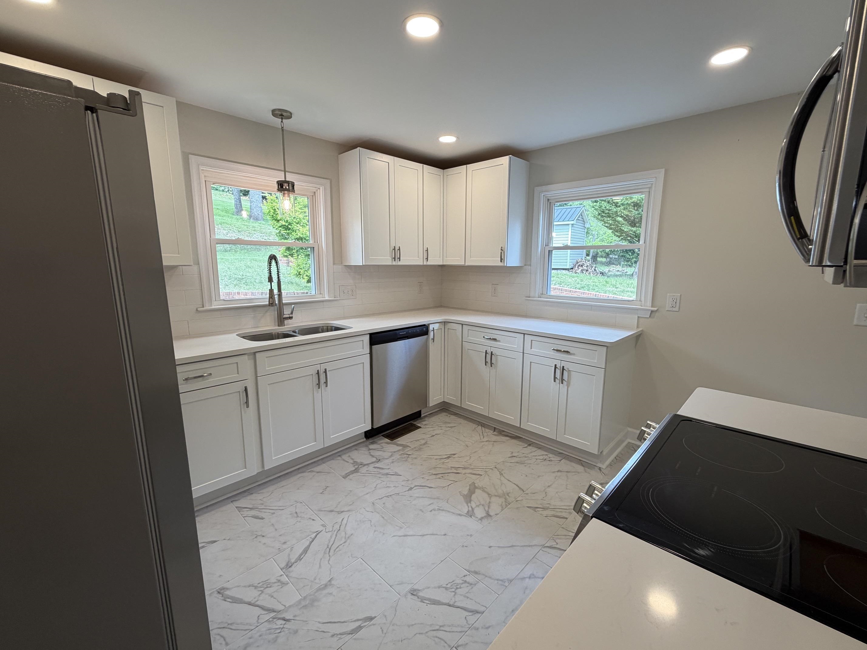 212 SKYLAND DR
