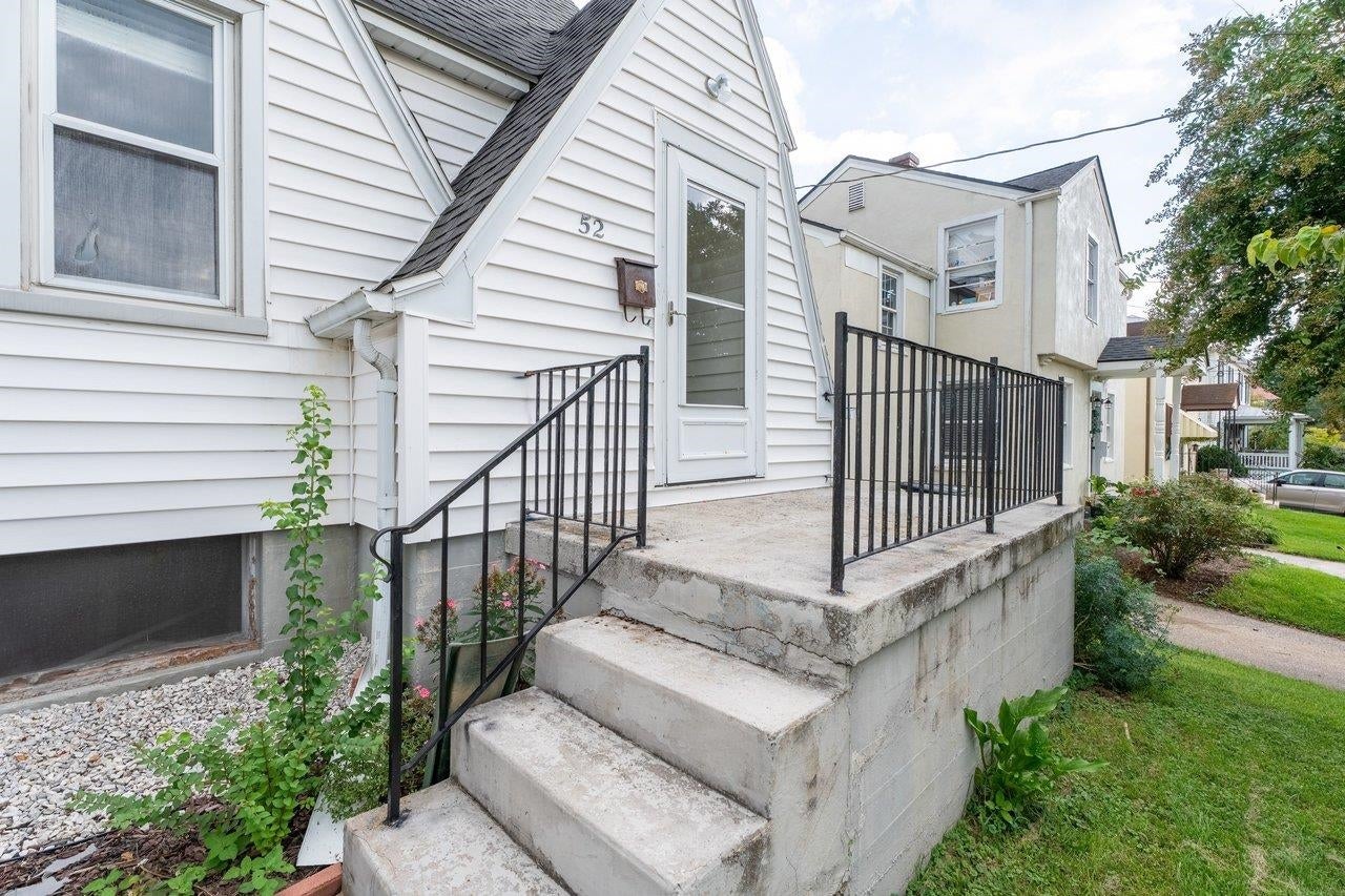 52 WILLOW ST N