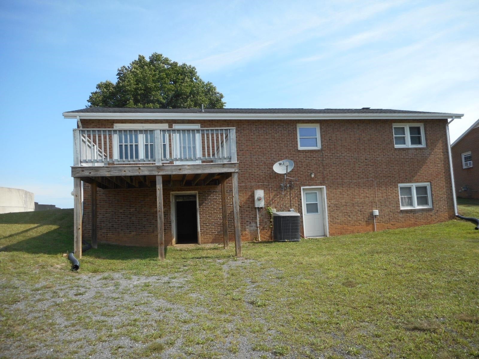 207 FOX HILL DR