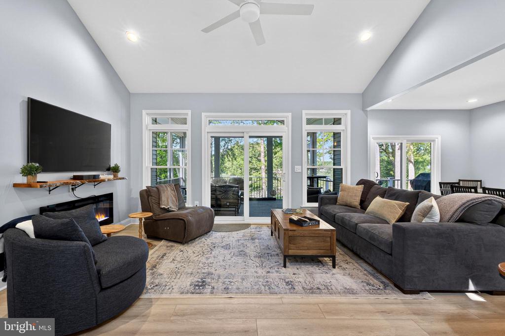 6725 WATER VIEW LN