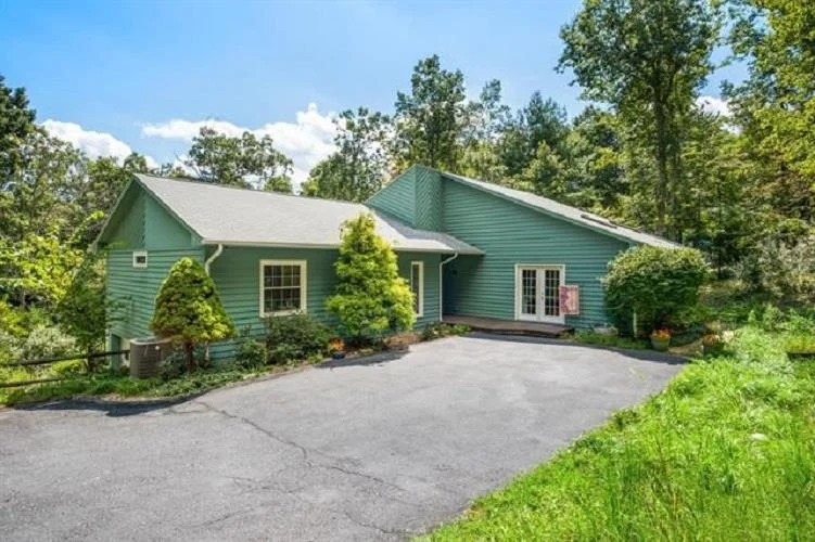 28 Little Chestnut Ln