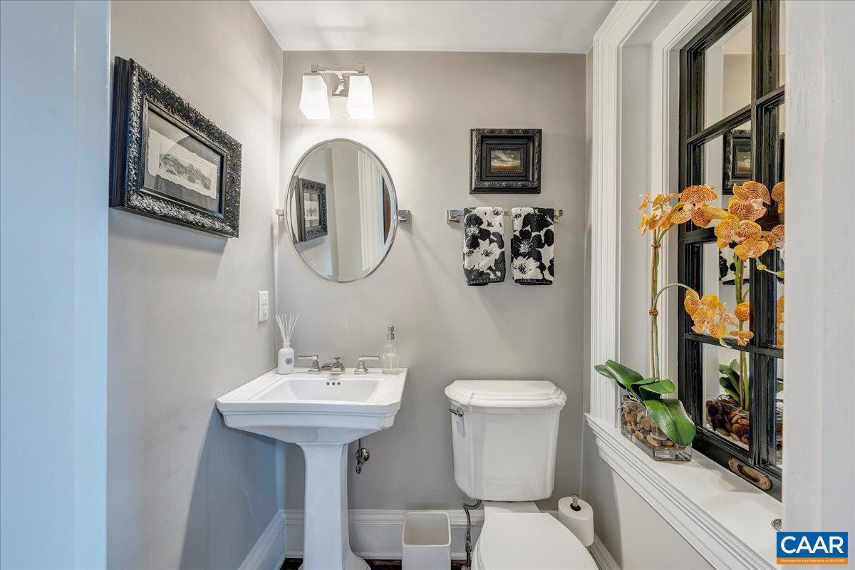 Lynchburg, Virginia 24503, United States, 7 Bedrooms Bedrooms, ,8 BathroomsBathrooms,Residential,Pending,110963