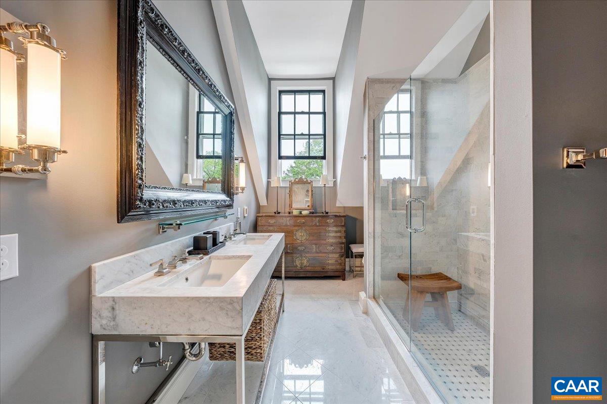 Lynchburg, Virginia 24503, United States, 7 Bedrooms Bedrooms, ,8 BathroomsBathrooms,Residential,Pending,110963