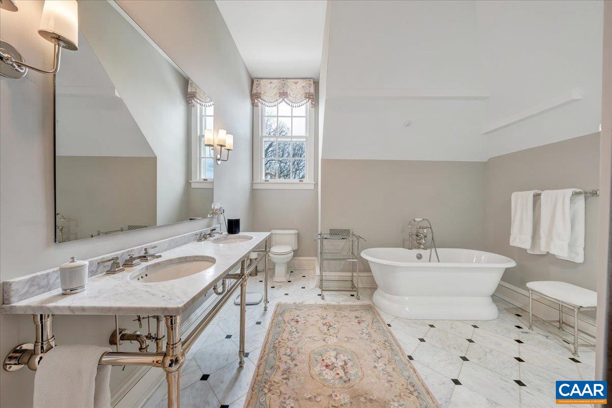 Lynchburg, Virginia 24503, United States, 7 Bedrooms Bedrooms, ,8 BathroomsBathrooms,Residential,Pending,110963