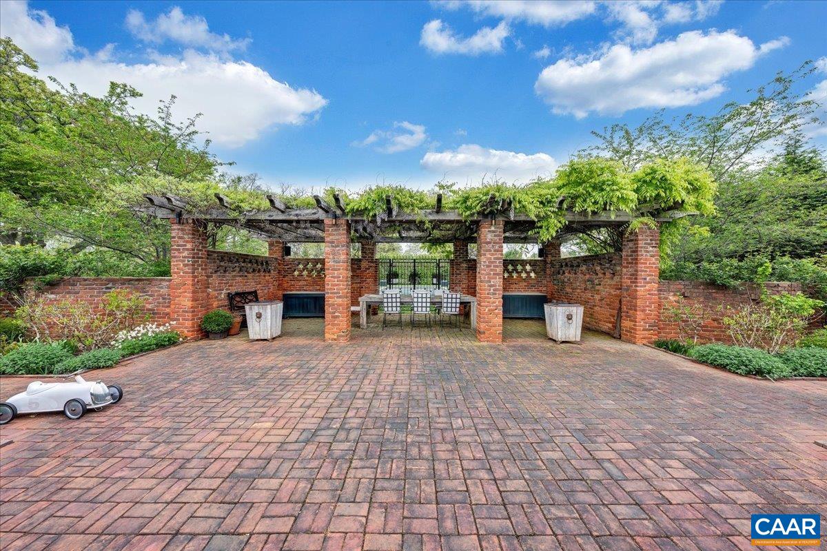 Lynchburg, Virginia 24503, United States, 7 Bedrooms Bedrooms, ,8 BathroomsBathrooms,Residential,Pending,110963