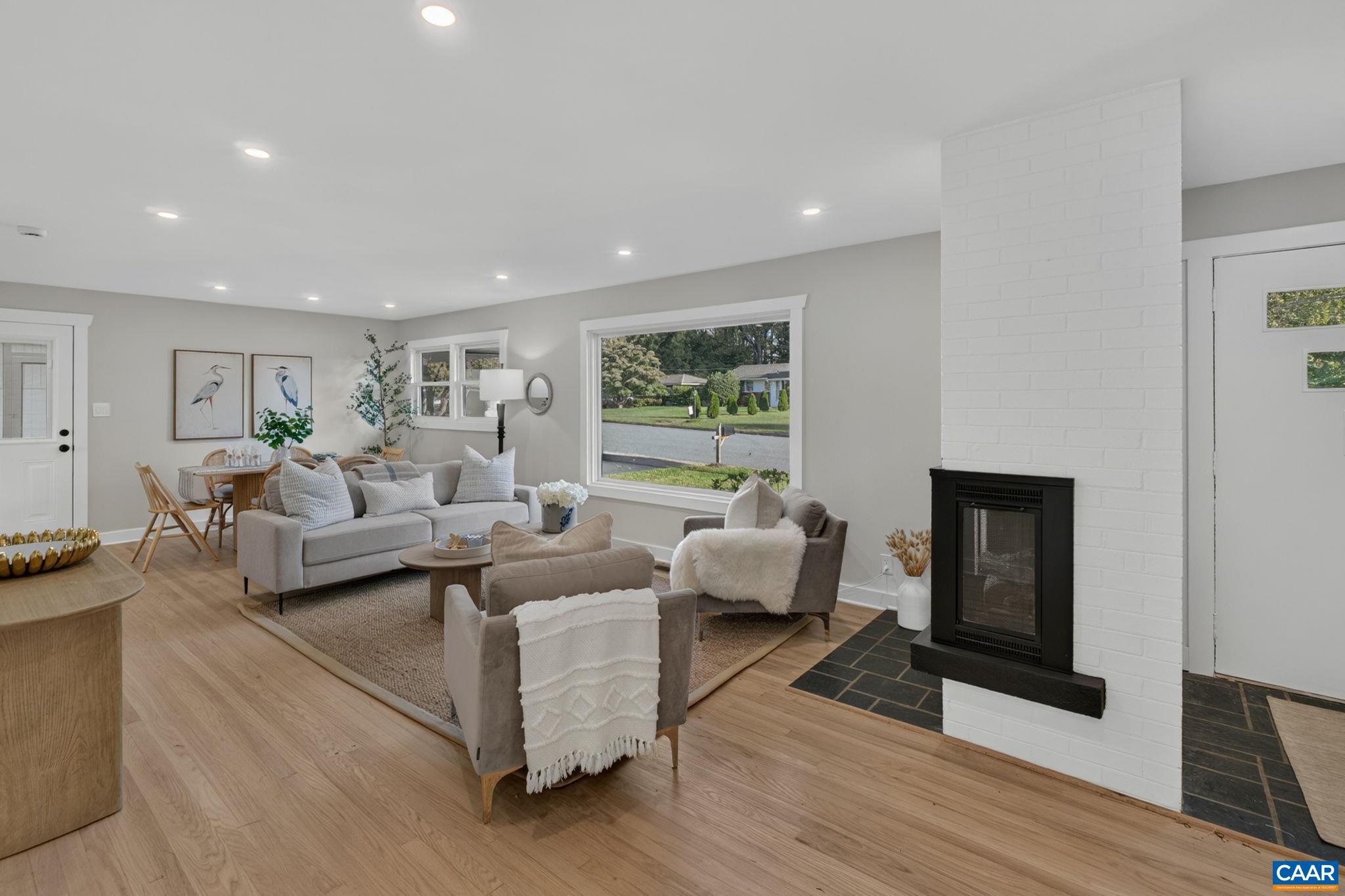 1304 LESTER DR