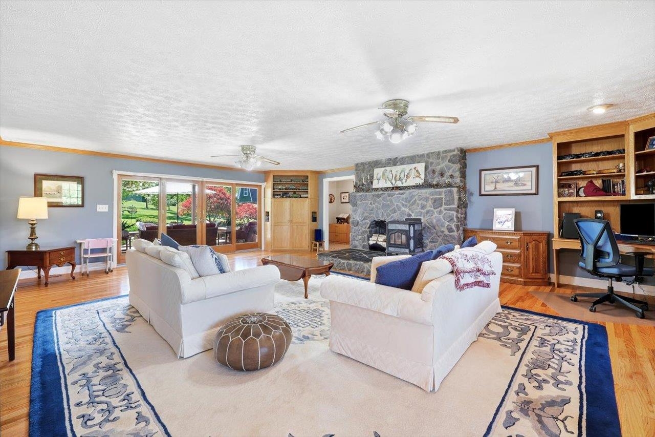 194 DEEP MEADOW DR