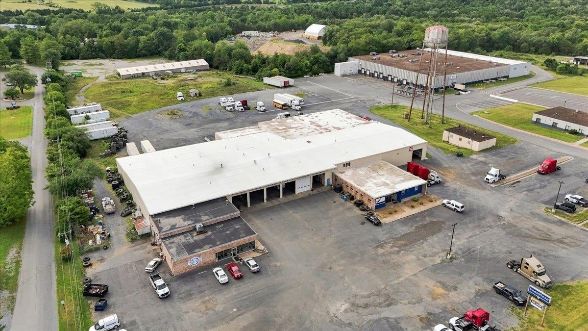 3226 NORTH VALLEY PIKE