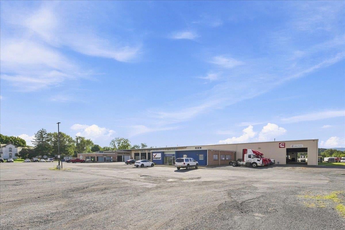 3226 NORTH VALLEY PIKE