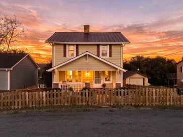 214 THOMPSON ST Staunton VA 24401