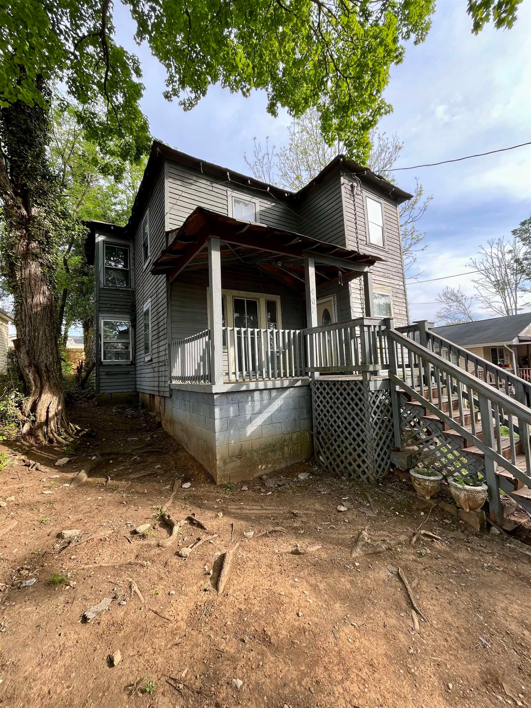 407 CARRUTHERS ST