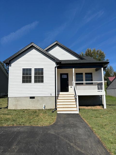 Photo of 909 Fairfax Ave, Waynesboro, VA 22980 (MLS # 669707)