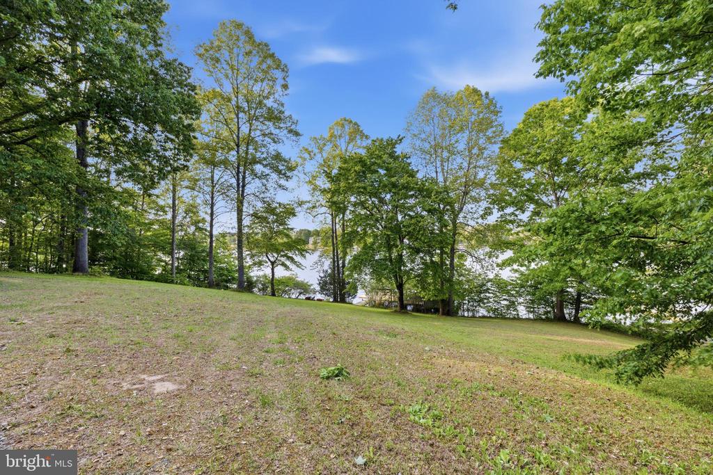 303 PINE DR