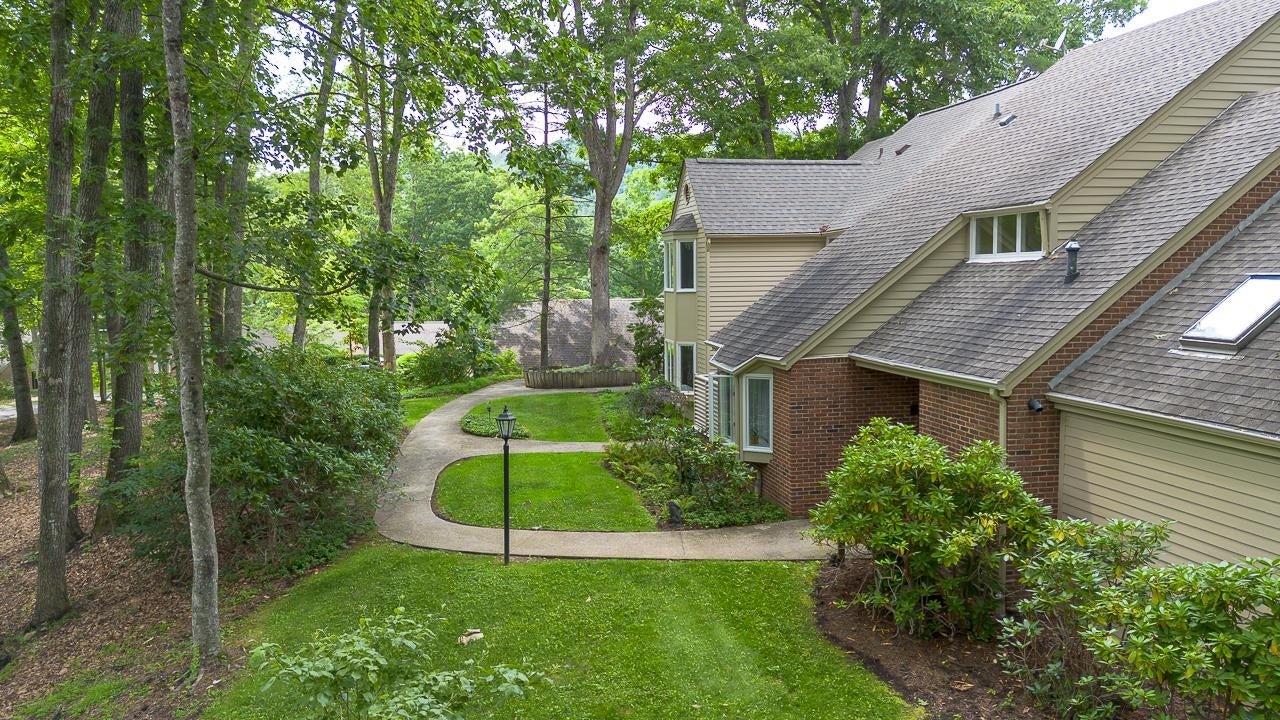 62 DEEPWOOD LN