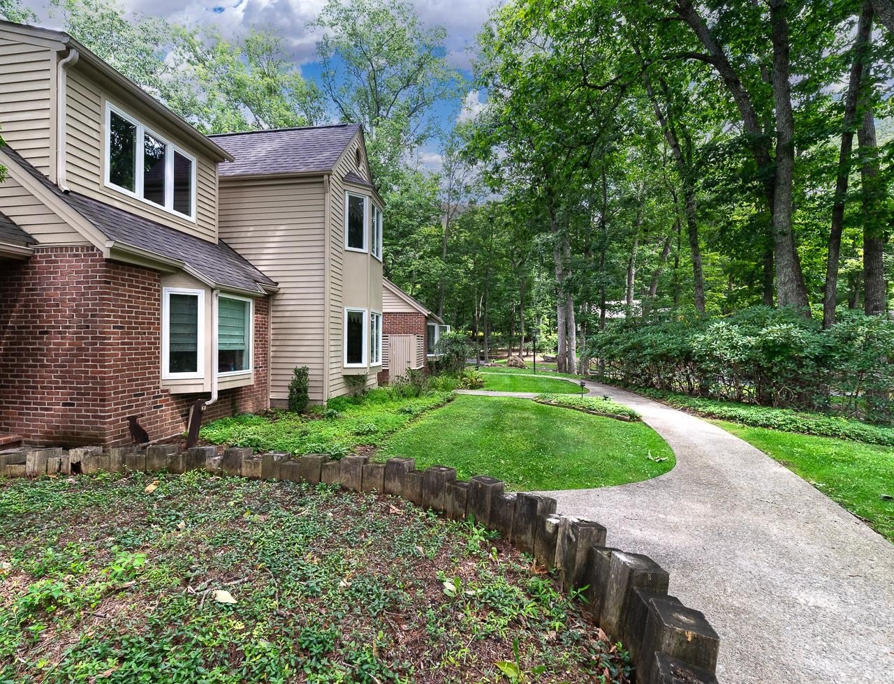 62 DEEPWOOD LN