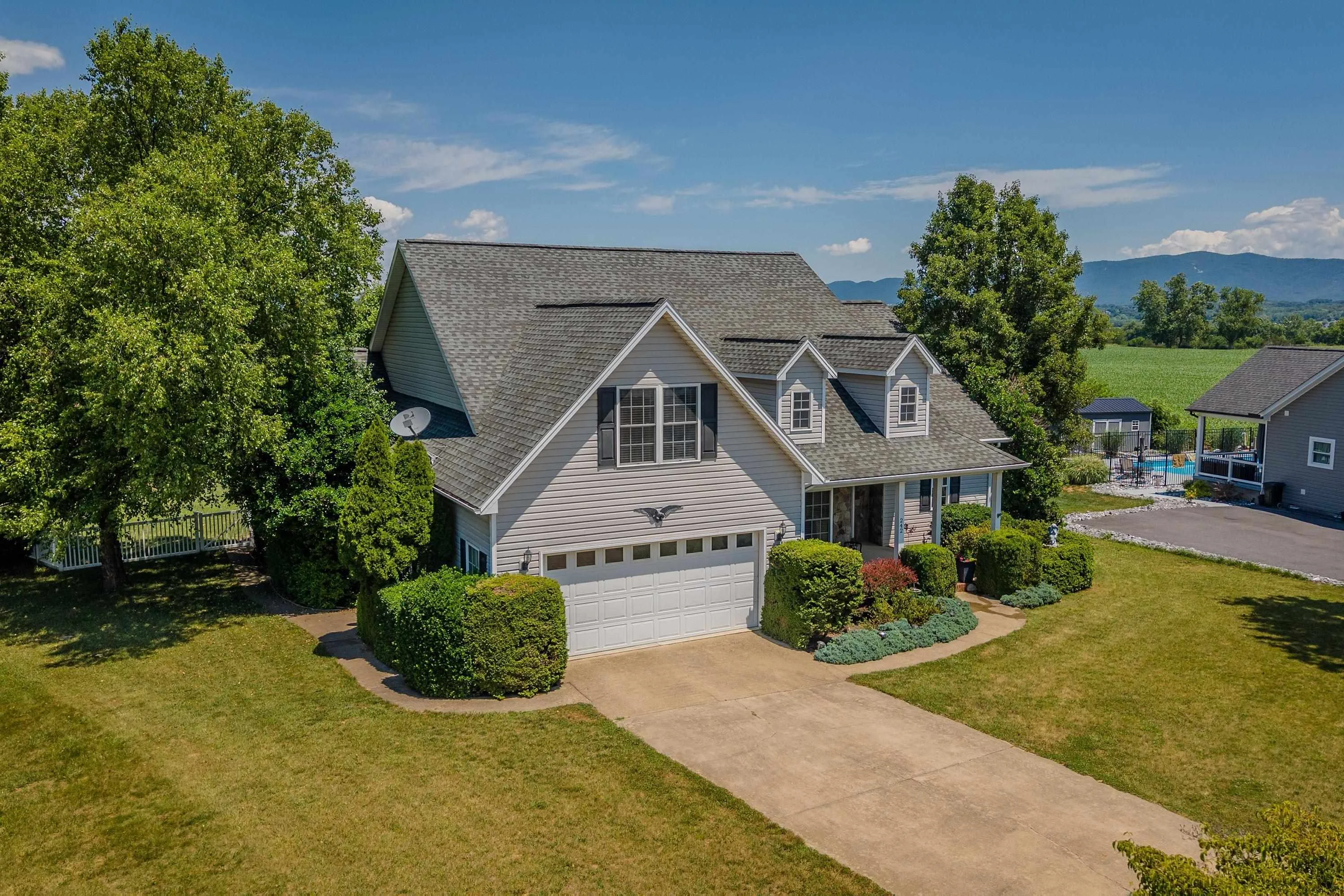 242 Kensington Dr