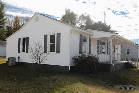 Photo of 10 Bradley Ln, Waynesboro, VA 22980 (MLS # 670783)