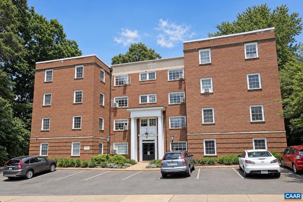32 UNIVERSITY CIR APT 3, CHARLOTTESVILLE, VA 22903 - Image b39611d4d4183c5d45a1eff03d46bf4e/171555947