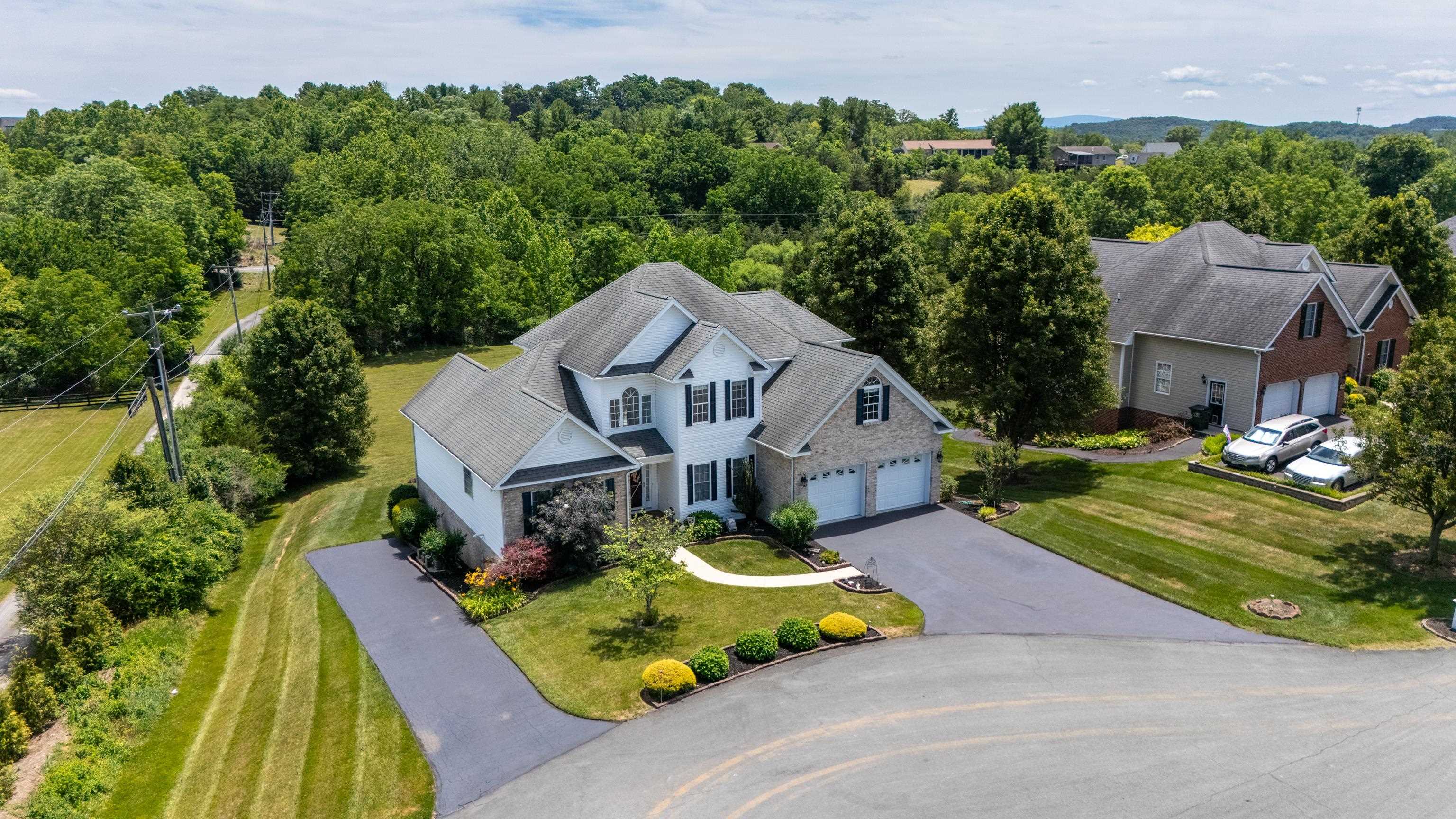 287 KENSINGTON DR