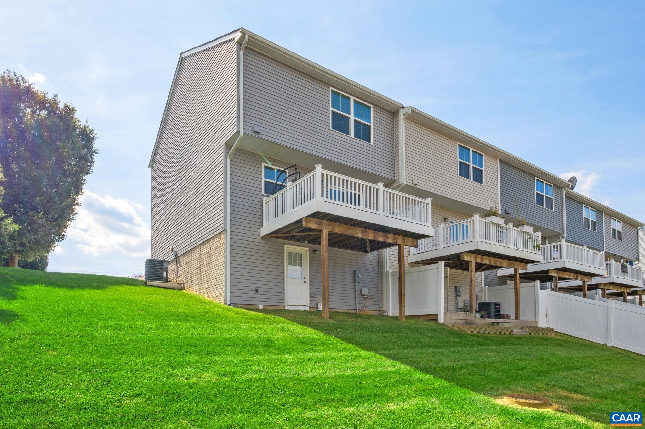 824 CARSON CIR
