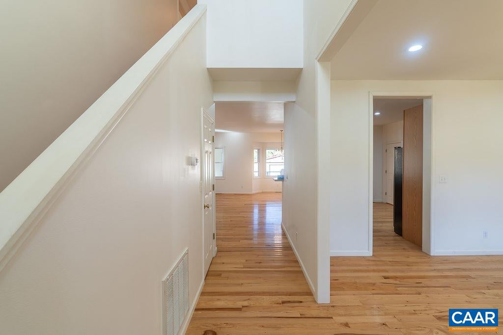 432 TWIN OAKS LN