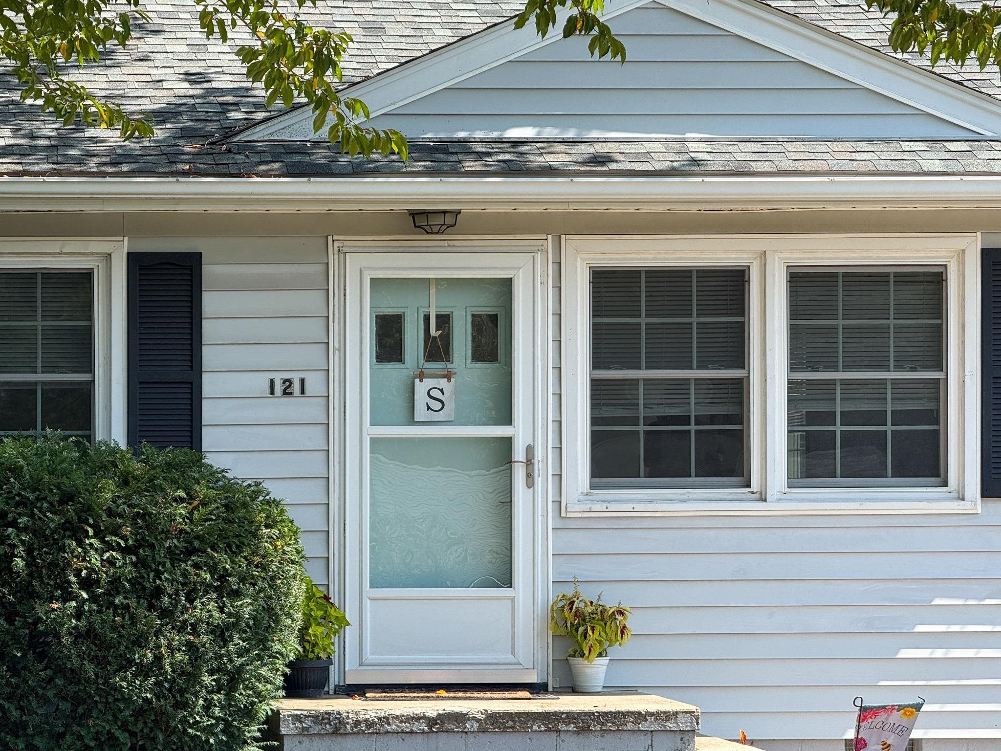 121 FRASER LN