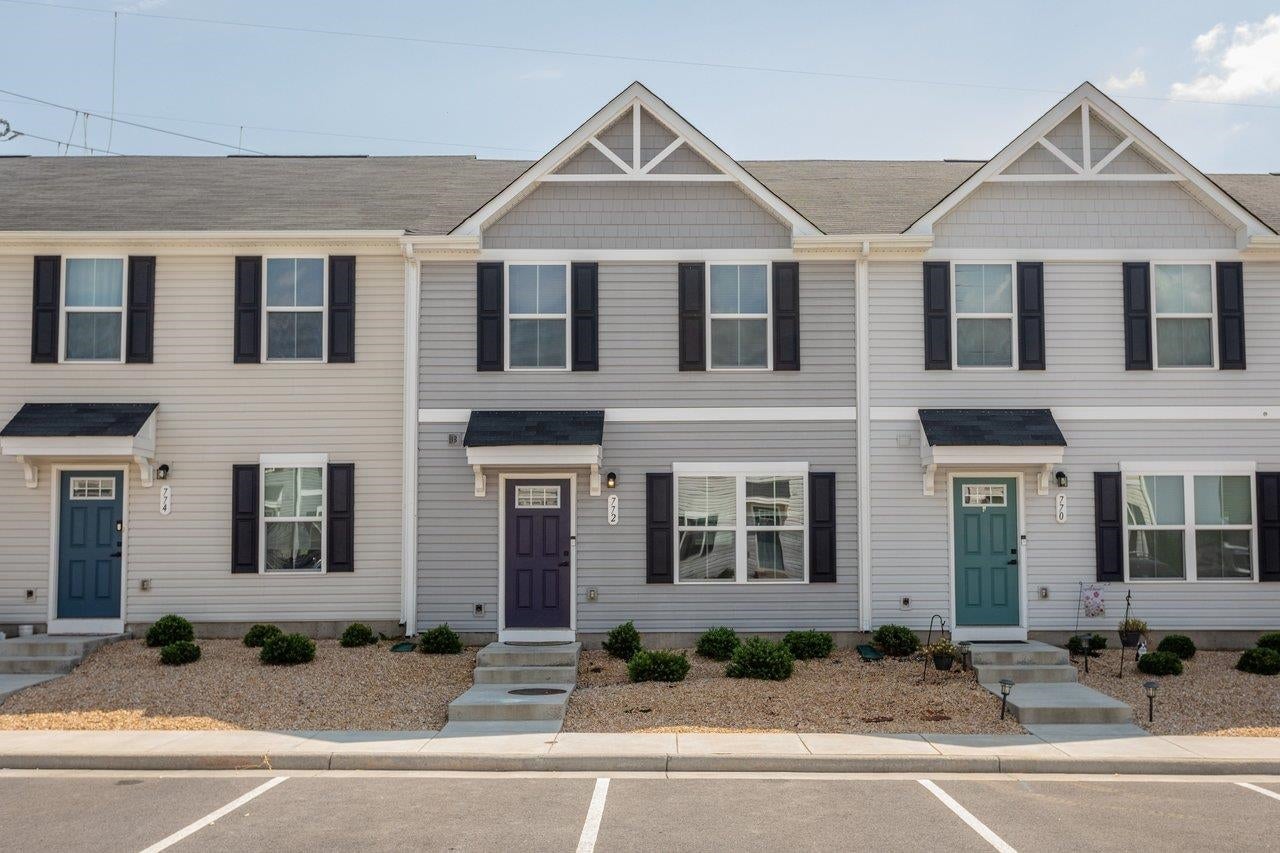 772 CARSON CIR