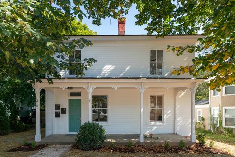 Photo of 1215 Walnut St, Staunton, VA 24401 (MLS # 669847)