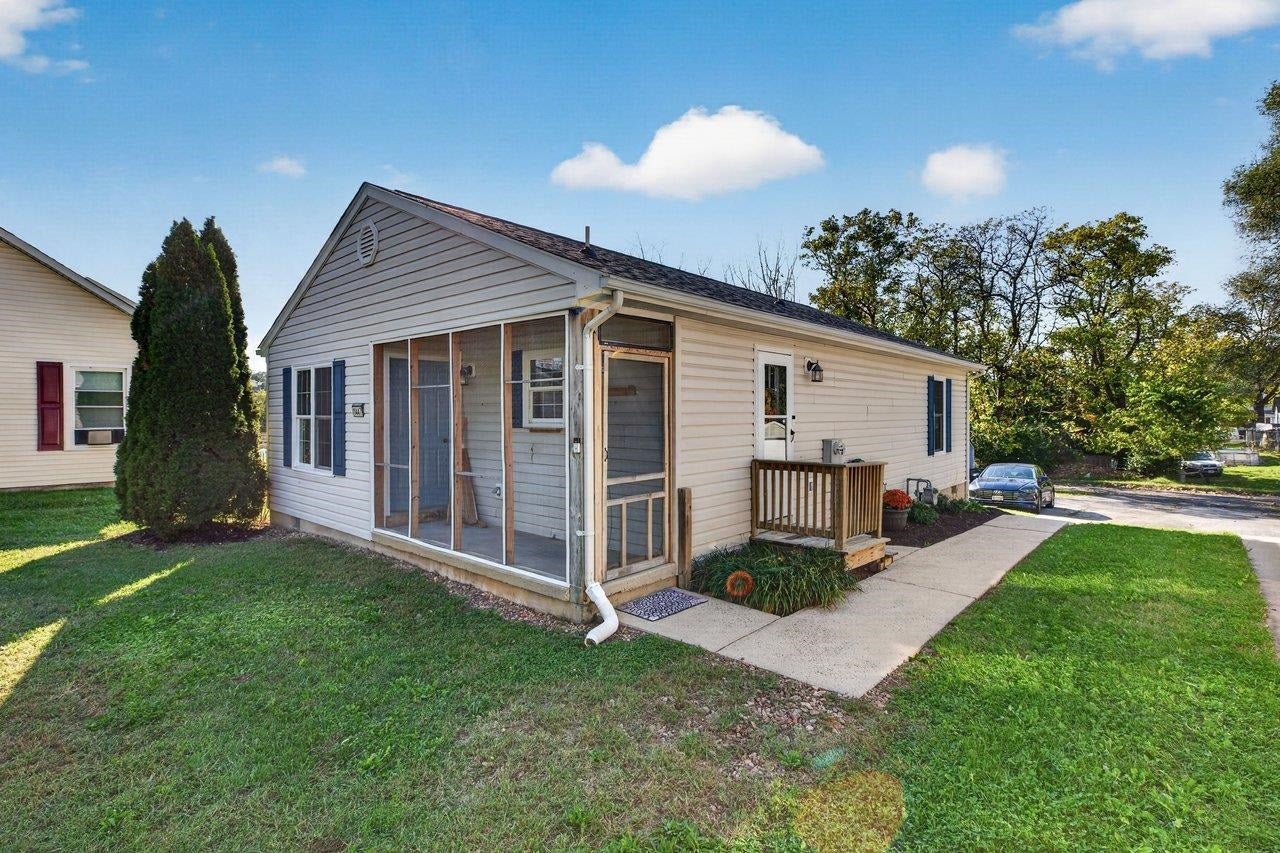 1447 N DELPHINE AVE