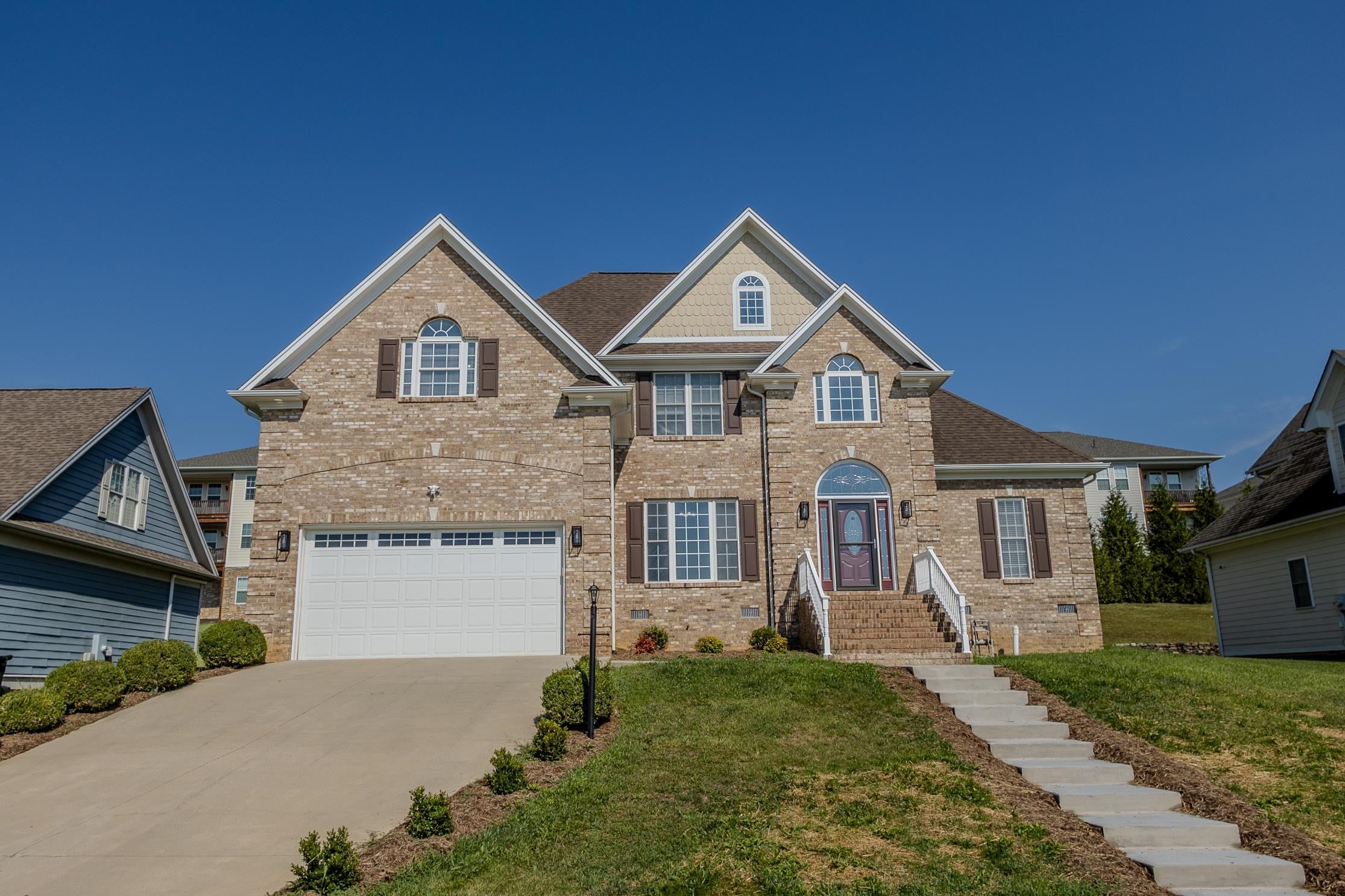 299 WINDSOR DR E