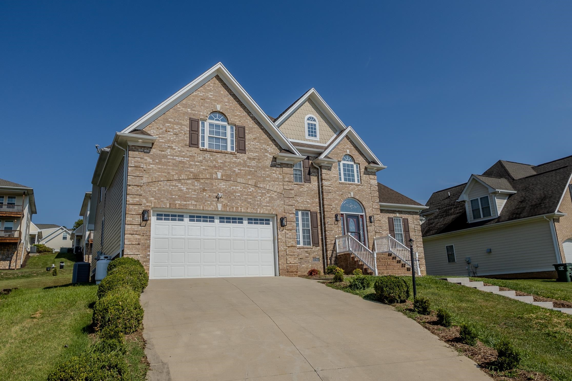 299 WINDSOR DR E