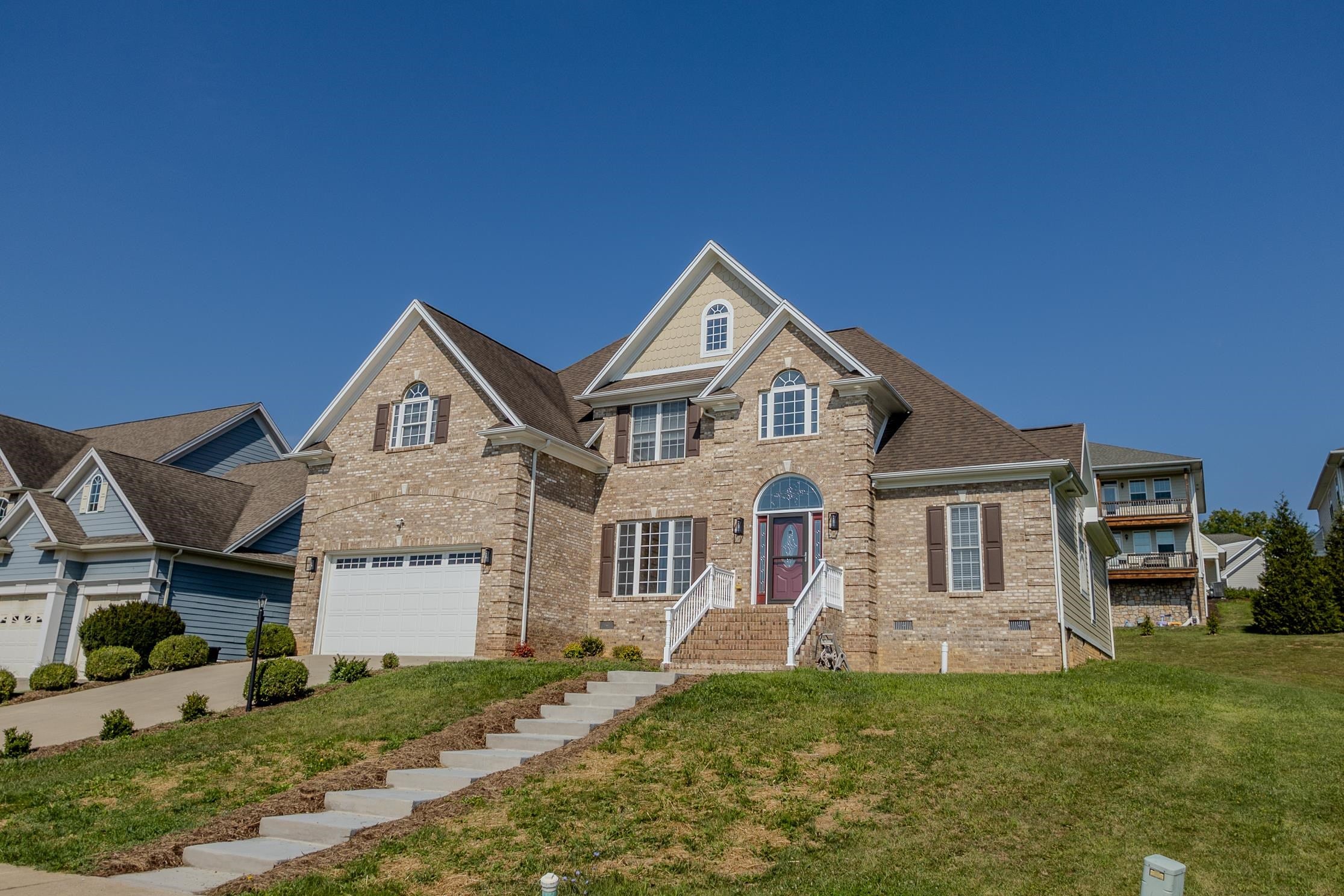 299 WINDSOR DR E