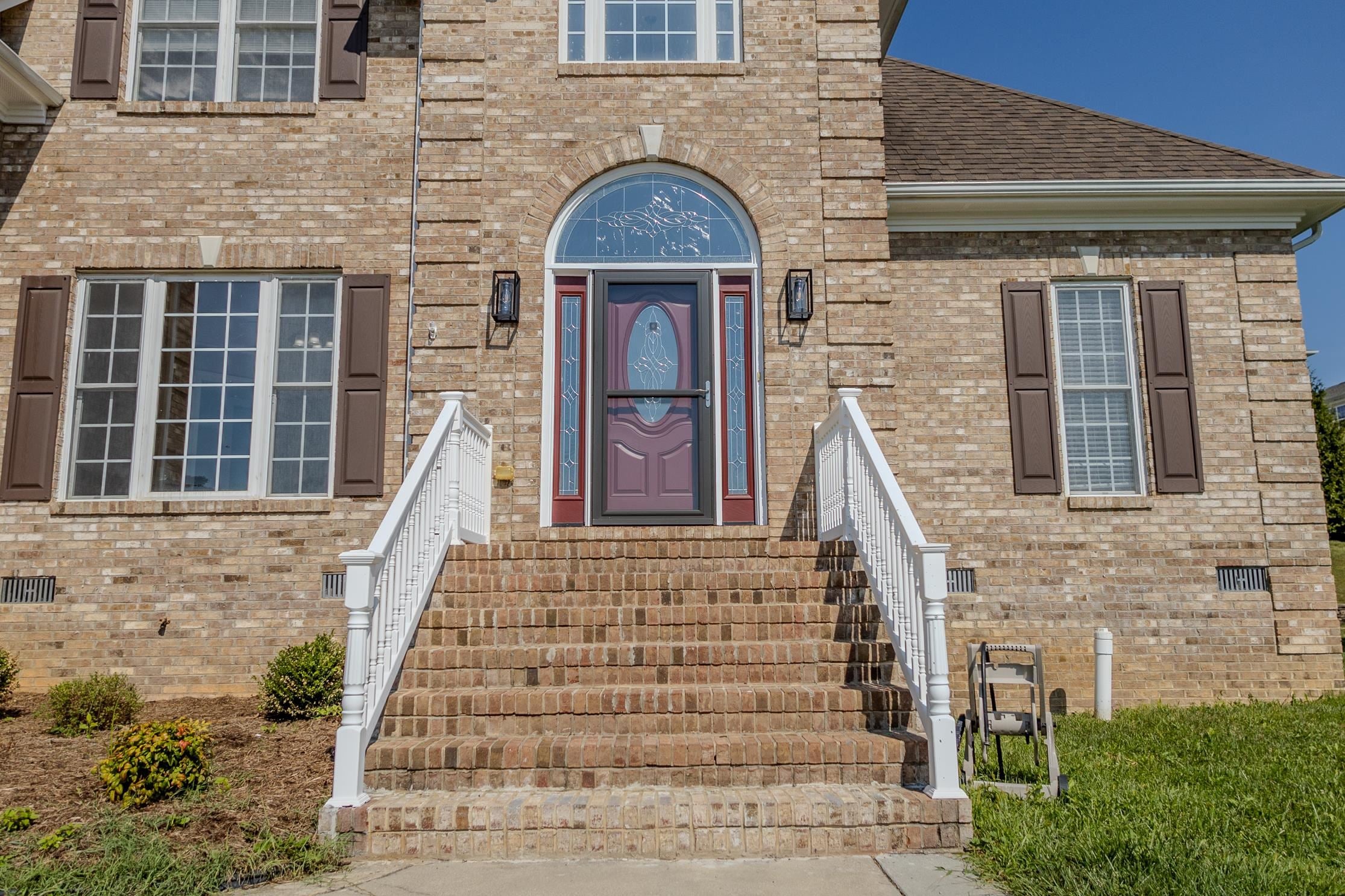 299 WINDSOR DR E