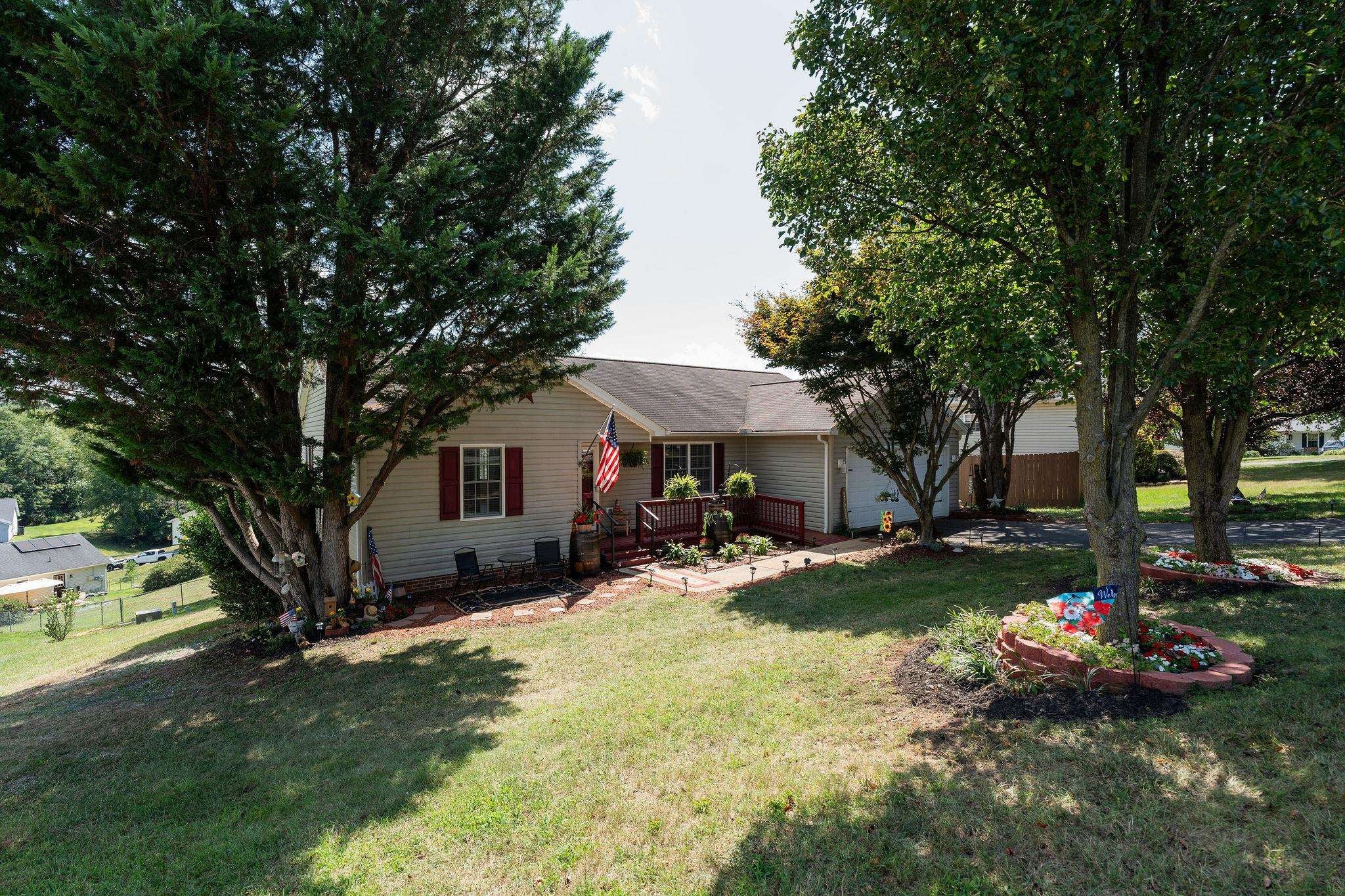 521 MARIAN PL
