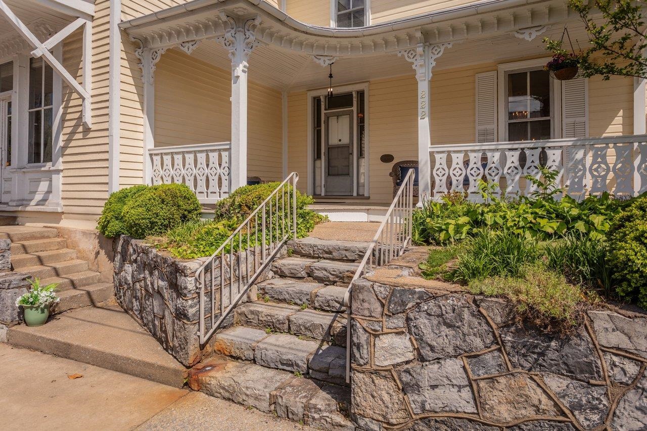 222 MAIN ST N