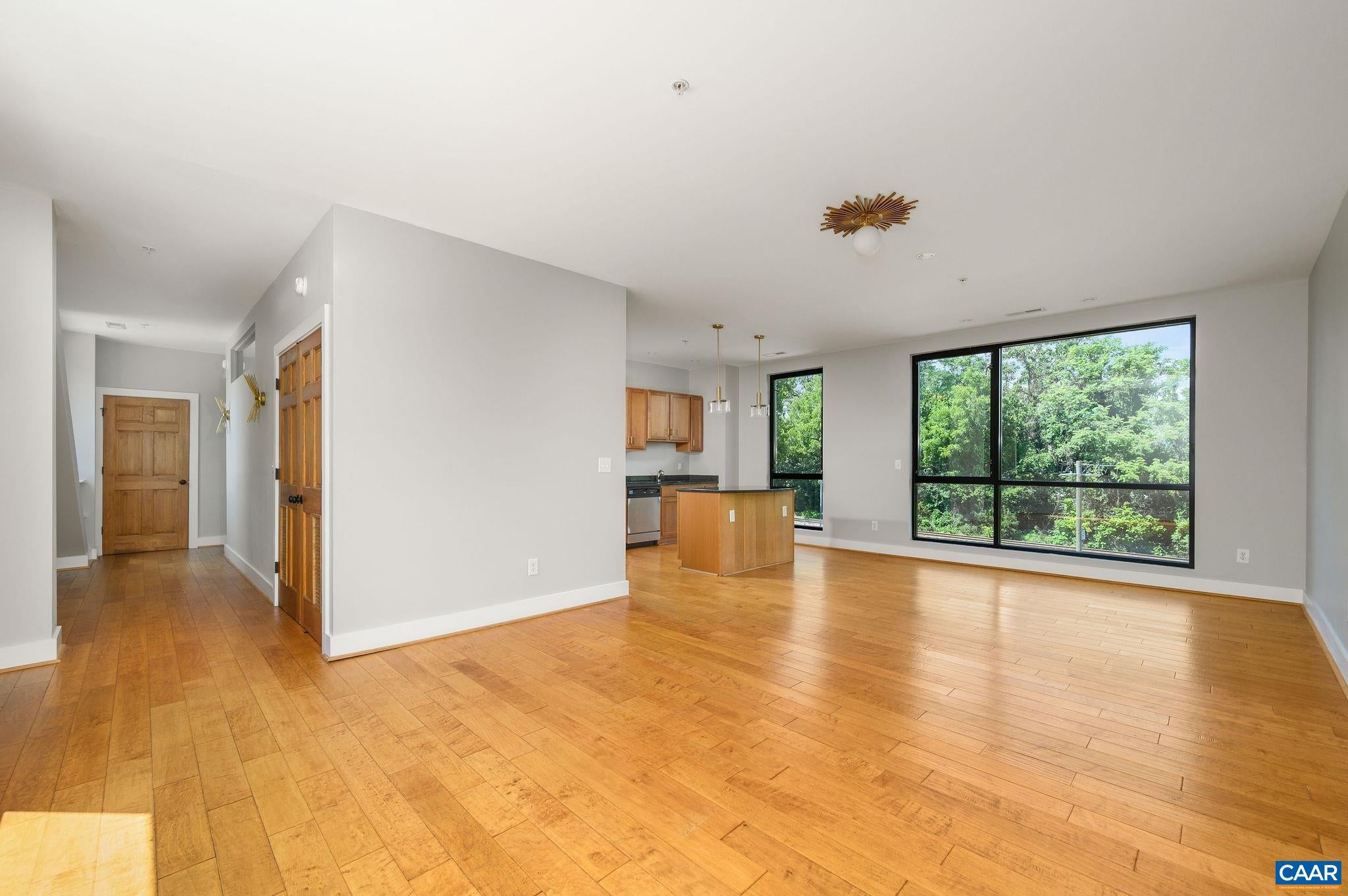 211 CREAM ST 201
