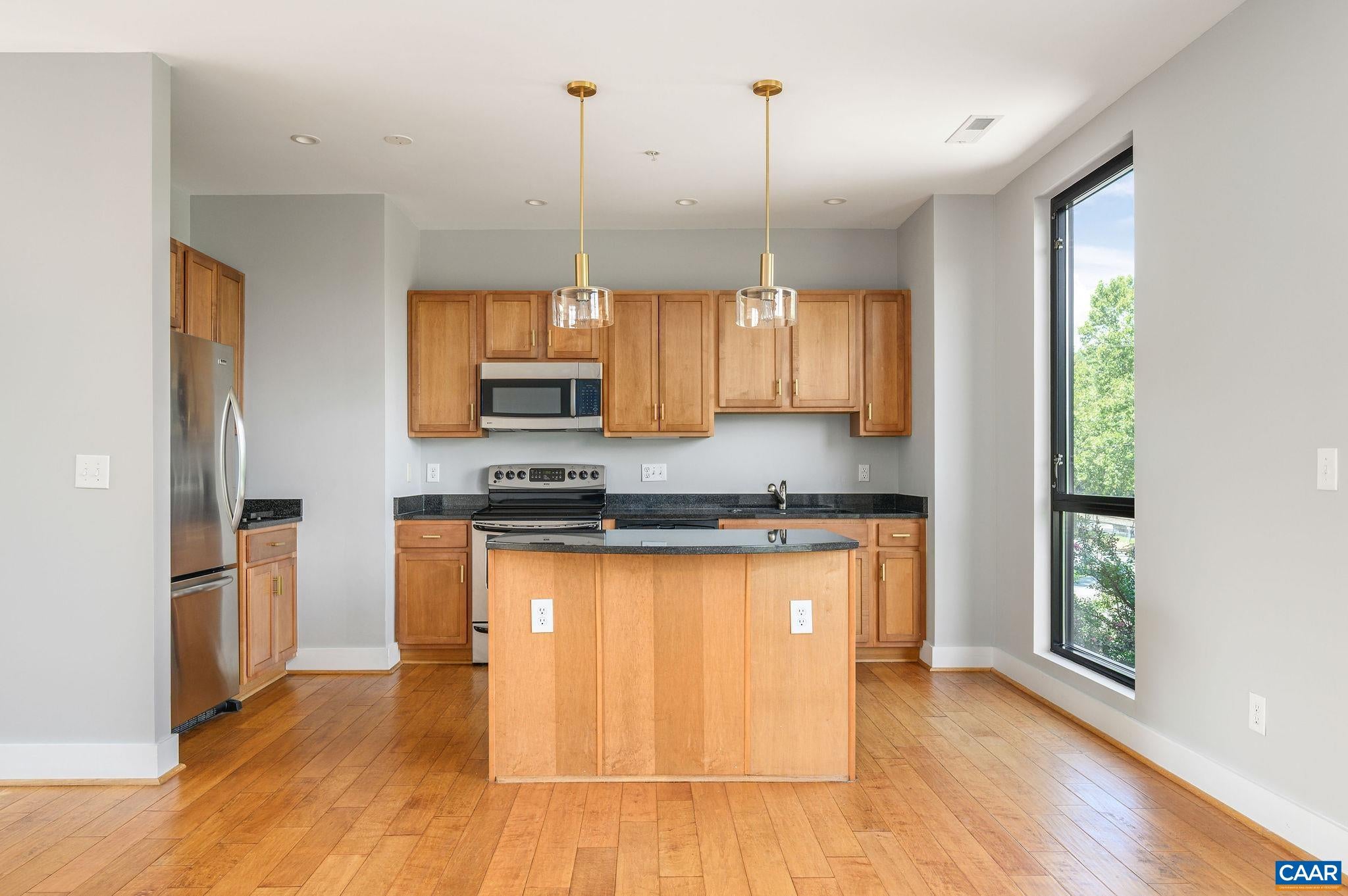 211 CREAM ST 201