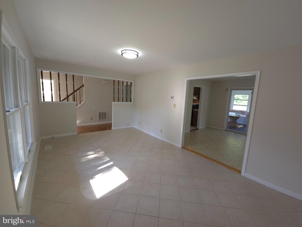 5072 LAVELLE DR
