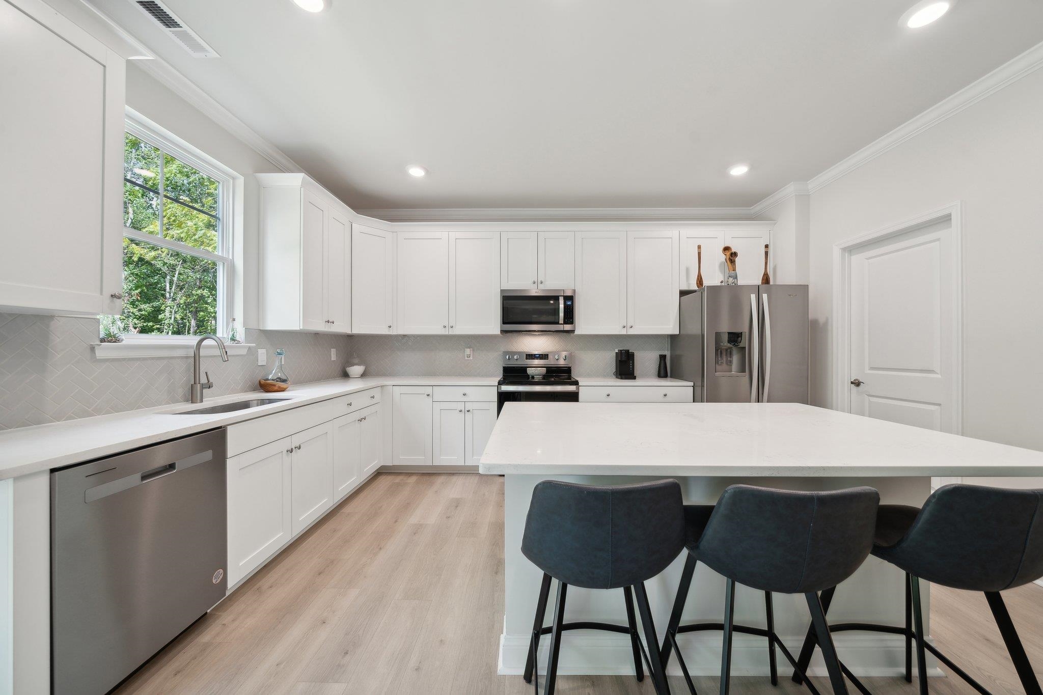6 AVONWOODS CT
