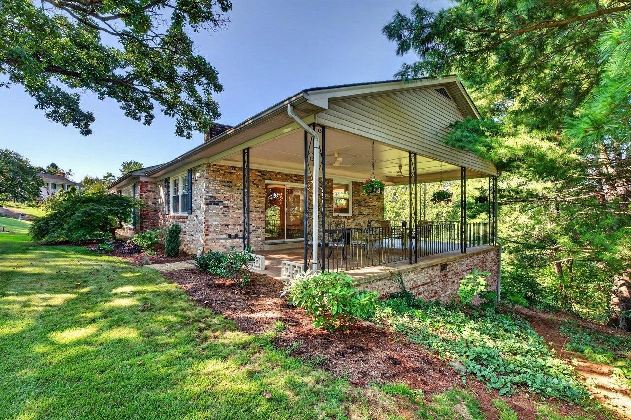 1222 WOODCREST CIR