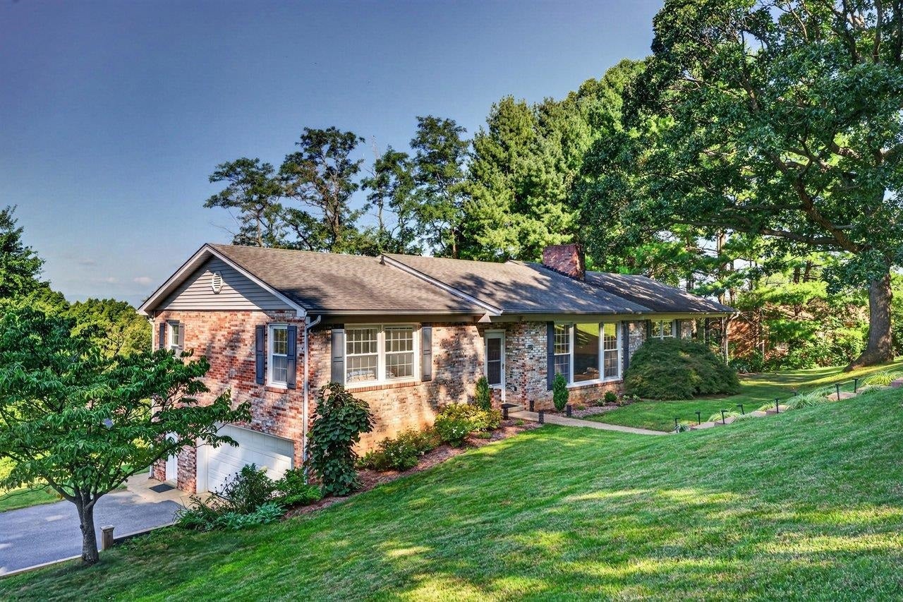 1222 WOODCREST CIR