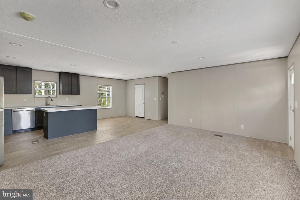 302 RACCOON LN