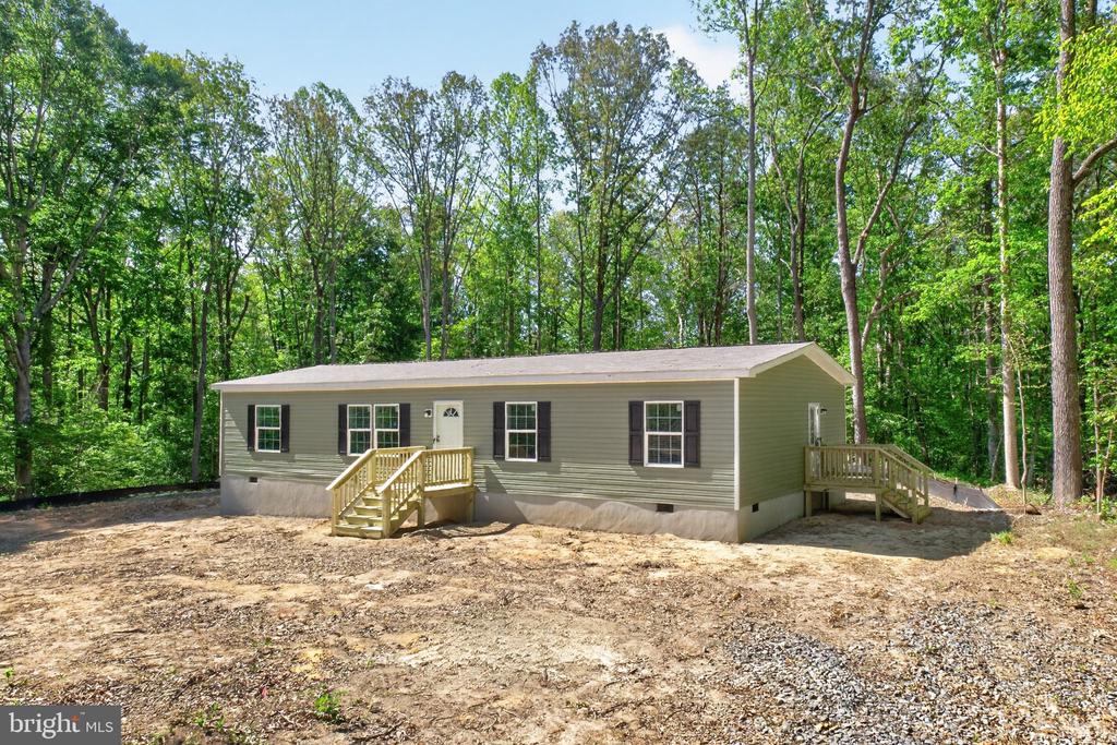 302 RACCOON LN