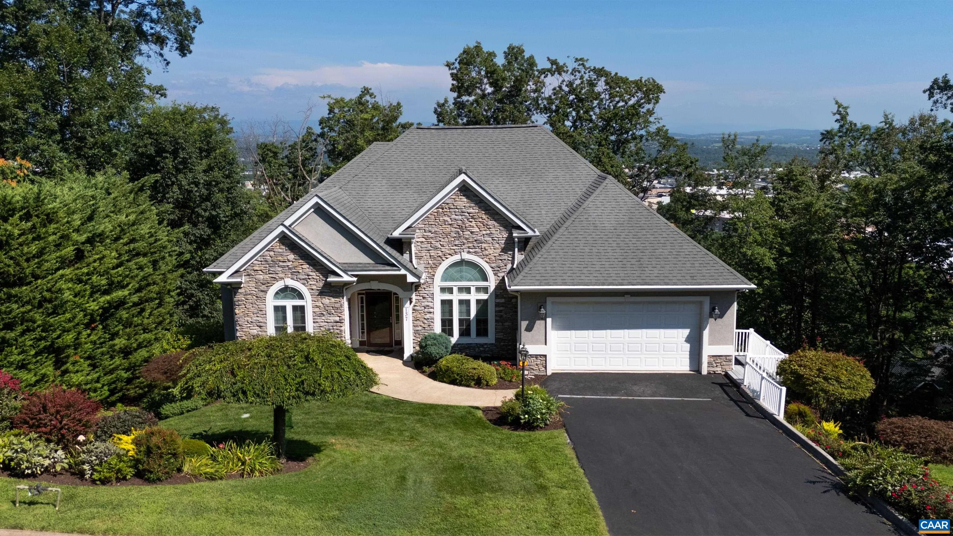137 Diamond Ct