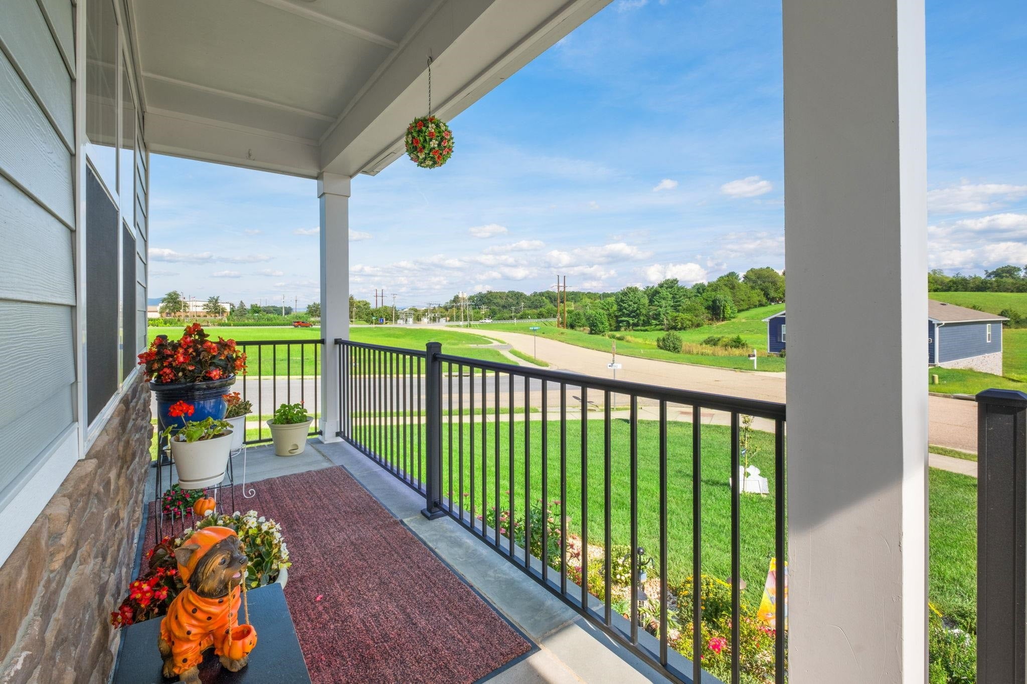 41 AUTUMN BLUFF DR