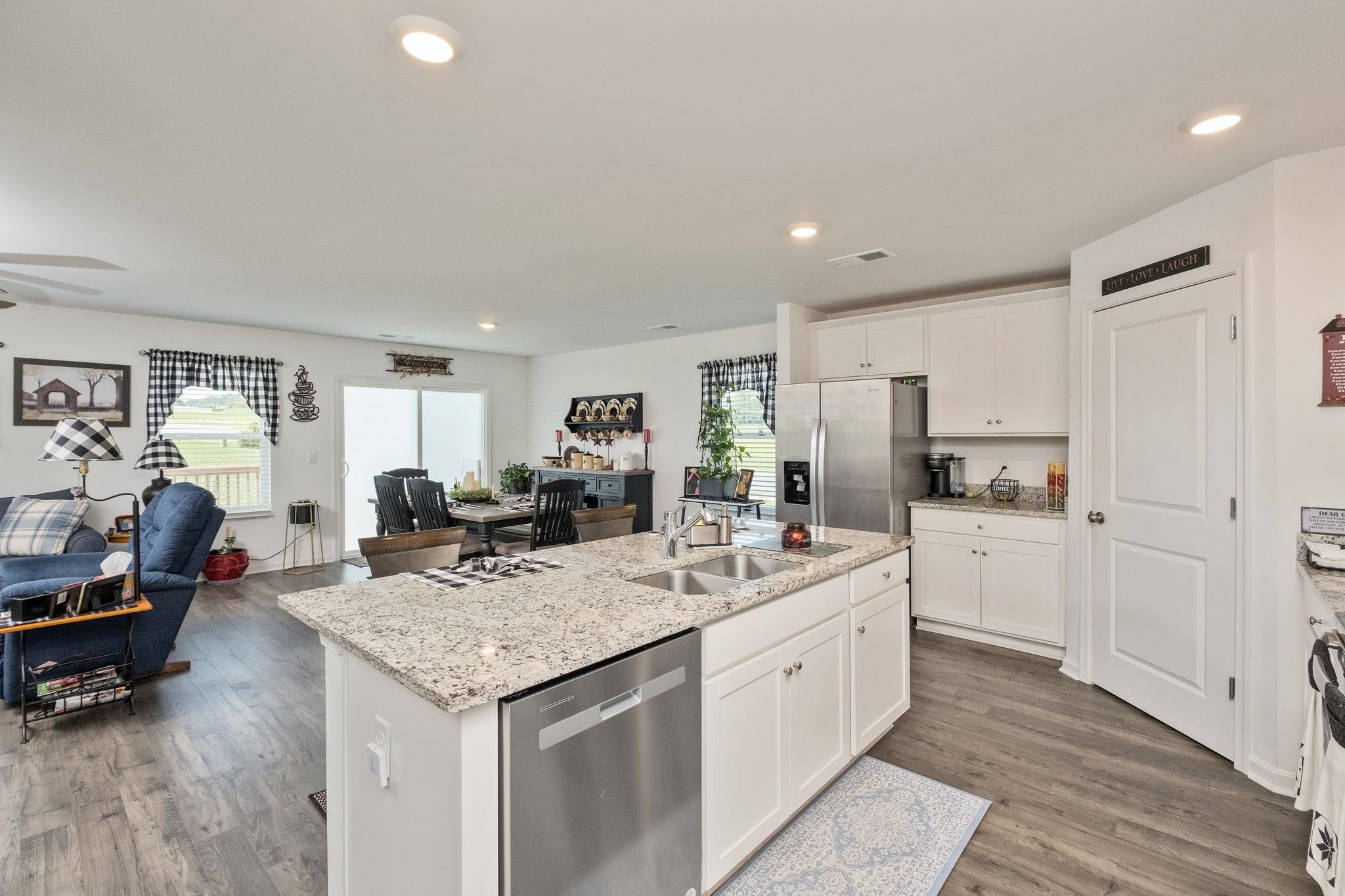41 AUTUMN BLUFF DR