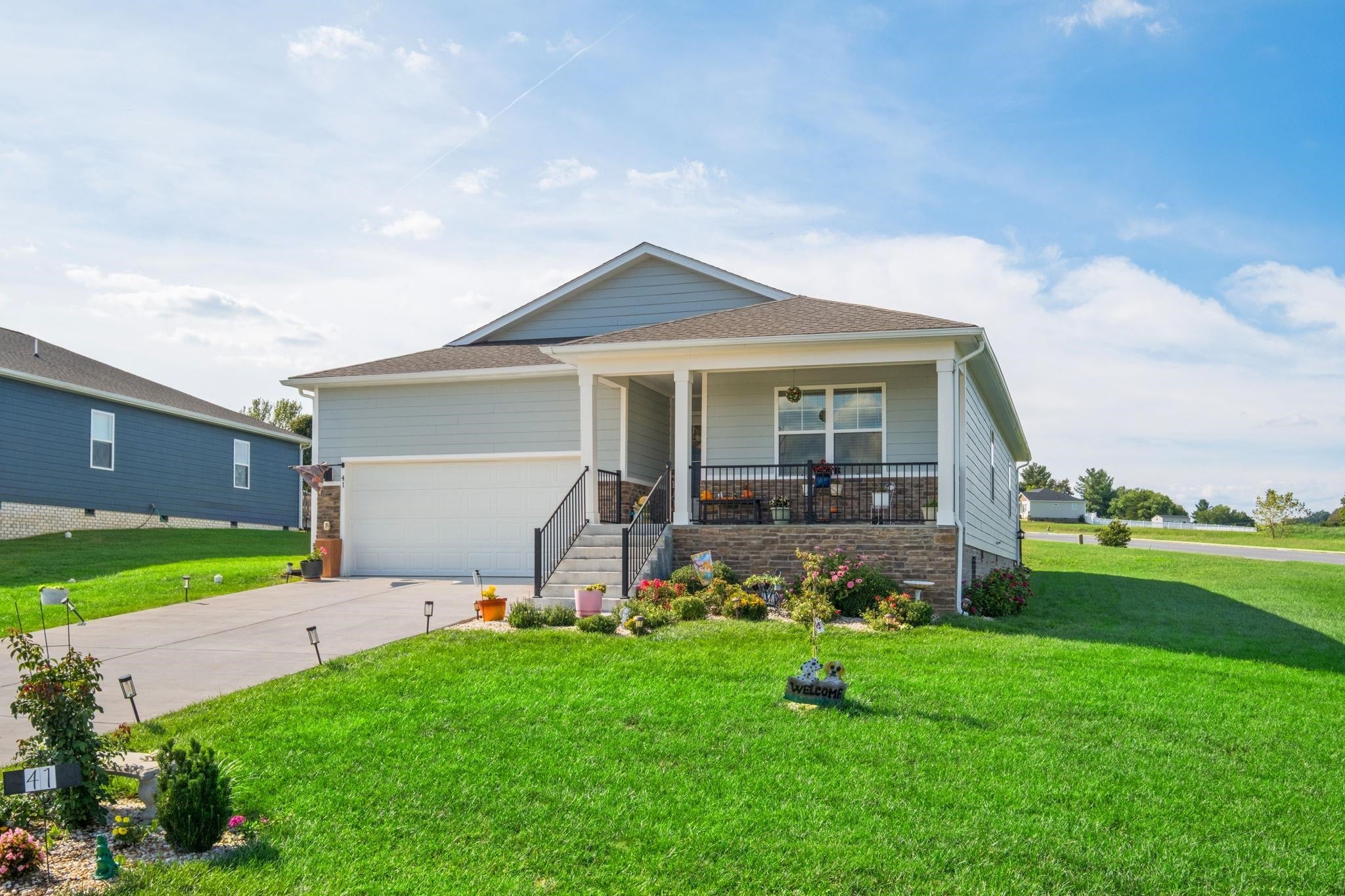 41 AUTUMN BLUFF DR
