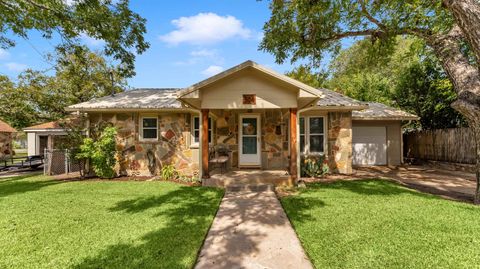 Photo of 304 E Live Oak Street, Burnet, TX 78611 (MLS # 175234)