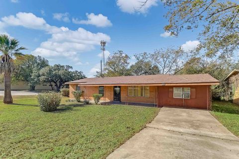 Photo of 1012 N Water Street, Burnet, TX 78611 (MLS # 175748)